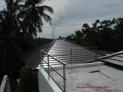 vue de la terrasse du haut sur la baie de Chaweng à Koh Samui. Entièrement climatisée, elle offre l'avantage d'avoir en plus une terrasse devant avec piscine privée, vous pouvez aussi bronzer sur la terrasse toiture. De cette terrasse, vous avez une très belle vue sur La plus populaire des plages. Longue de 7 Km, elle est couverte d'un sable blanc et fin et est bordée d'une eau turquoise et d'un récif de corail fermé par deux petites îles verdoyantes. Chaweng attire autant les jeunes voyageurs que les familles grâce à ses attraits...Sur la côte est, à 10 Km au sud de Chaweng, se trouve la deuxième plage la plus populaire de l'île, Lamai Beach. Le sable n'y est pas aussi fin mais la plage est grande et le front de mer entièrement bordé de cocotiers.